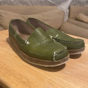 Moccatomic Women’s Hand-crafted moccasins